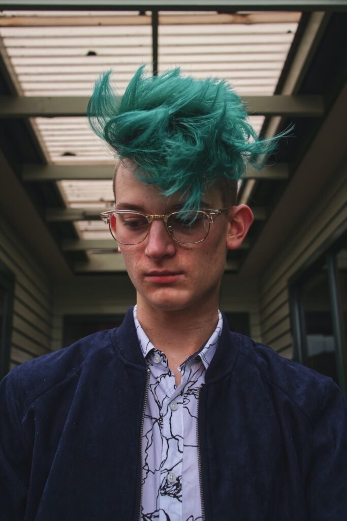 turquoise gekleurd haar mannen