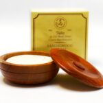 Sandalwood scheerzeep in houten kom Taylor of Old Bond Street